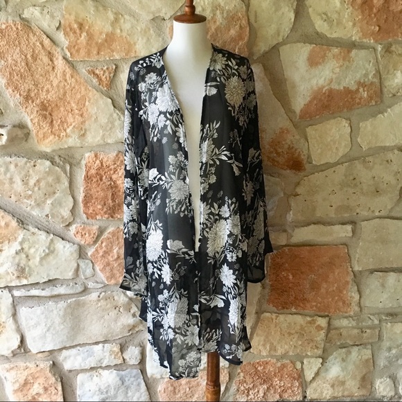 5⭐️Fave Black and White Kimono - Picture 5 of 8